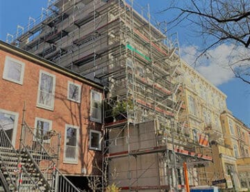 Gerüstbau Hamburg Hermann Trautvetter Gerüstbau teilweise mit Planenabdeckung in Horn