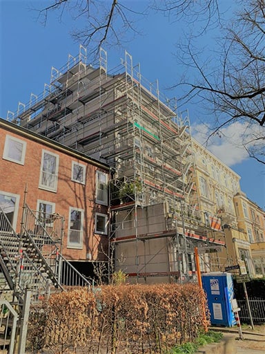 Gerüstbau Hamburg Hermann Trautvetter Gerüstbau teilweise mit Planenabdeckung in Horn