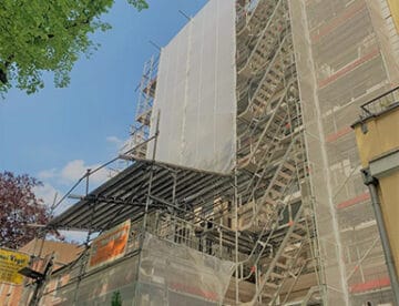 Gerüstbau Hamburg Hermann Trautvetter Leitergerüst mit Planenabdeckung in Finkenwerder