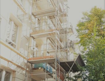 Gerüst mit Schutzdach für Balkonsanierung mit in Hamburg Altona